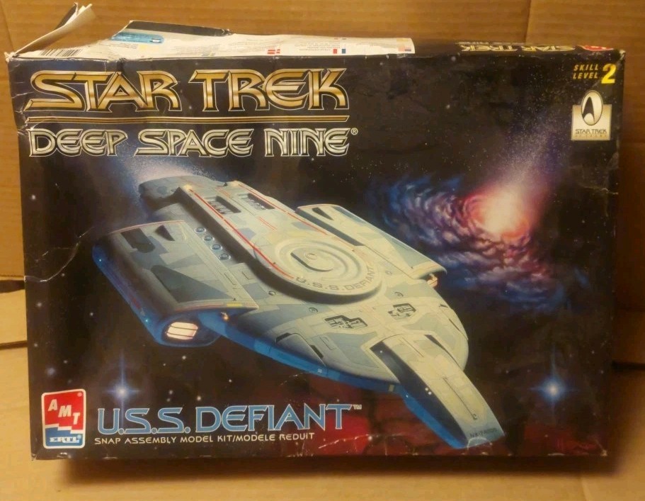 Star Trek USS Defiant Deep Space Nine DS9 Model Kit AMT/ERTL 1/420 Scale