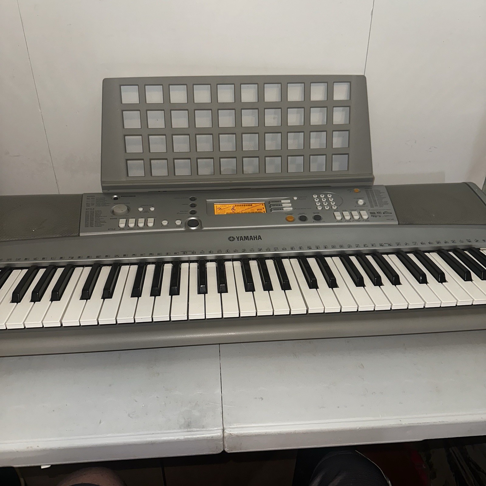 Working Yamaha YPT300 Keyboard Piano Musical Instrument W/ Music Holder