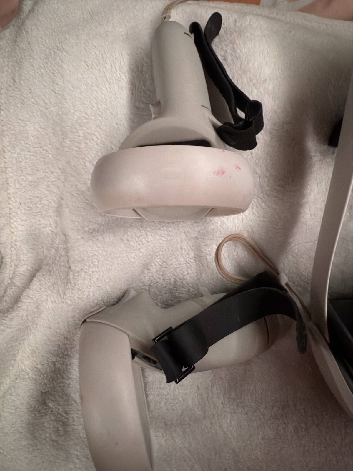 Oculus Quest 2 With Attachments (extra Battery Pack, Grips.)