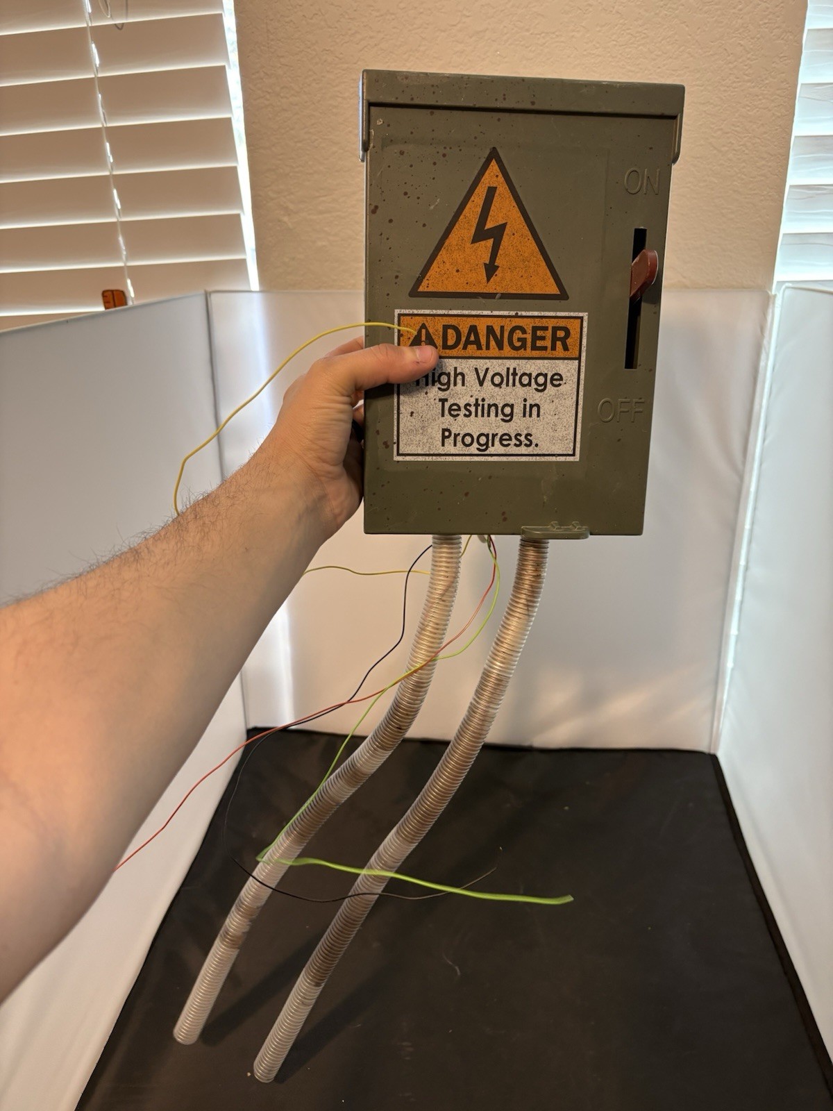 LARGE GREEN ANIMATED DANGER HIGH VOLTAGE FUSE BOX WIGGLING CABLES PROP