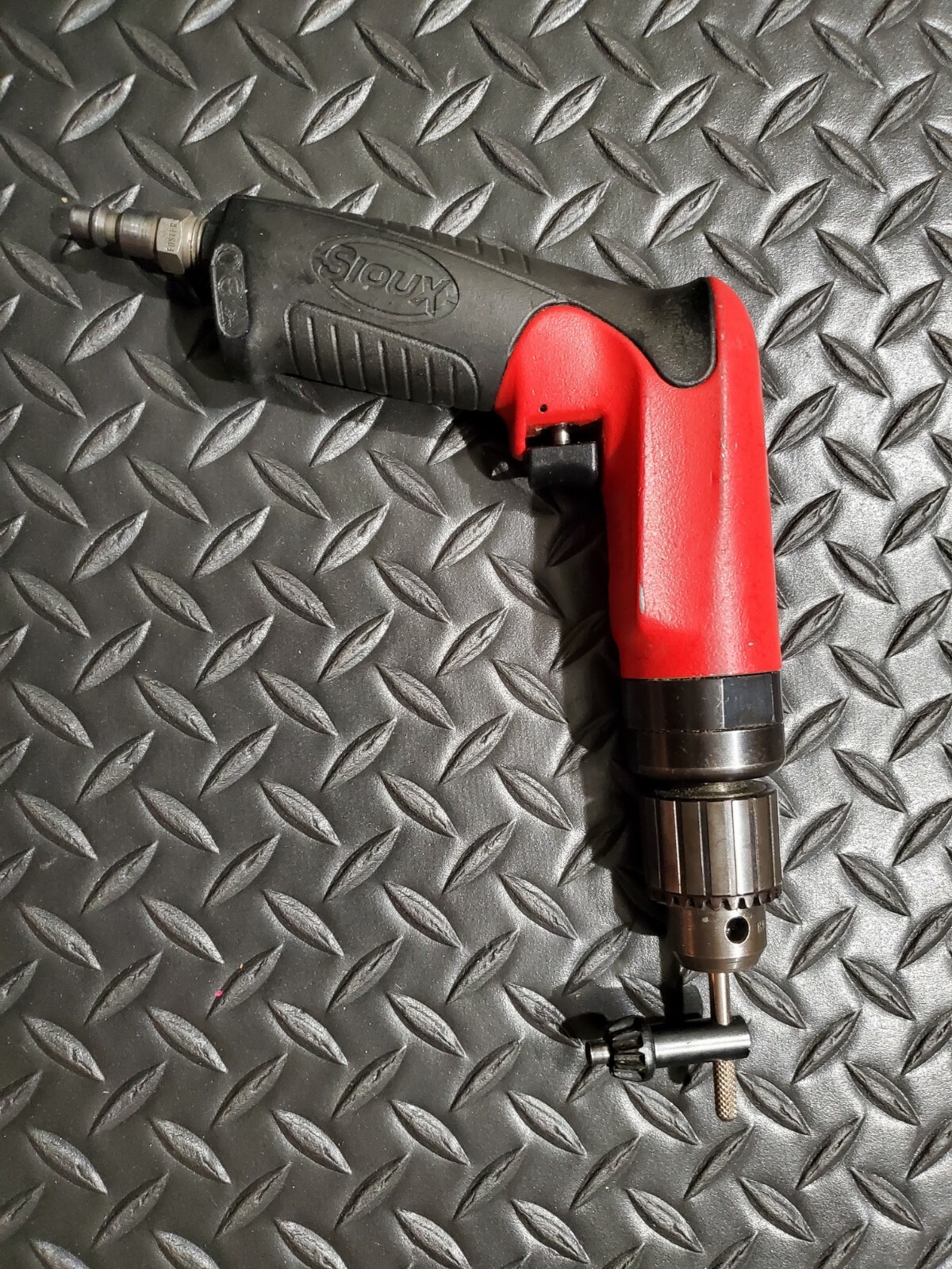 Sioux Tools - Air Drill - 3/8" 1.0hp 2600rpm Nr Pistol Grip Air Drill. Used.