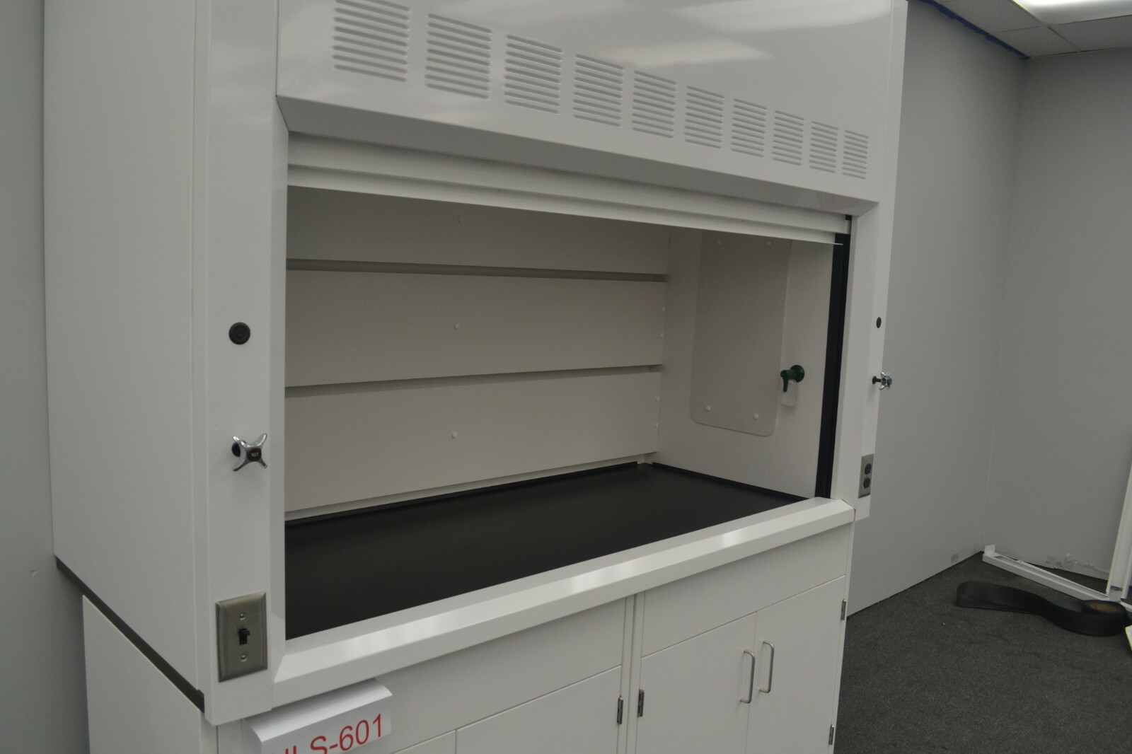 Laboratory 6' Fume Hood Enclosure w/ General Storage / E2-019