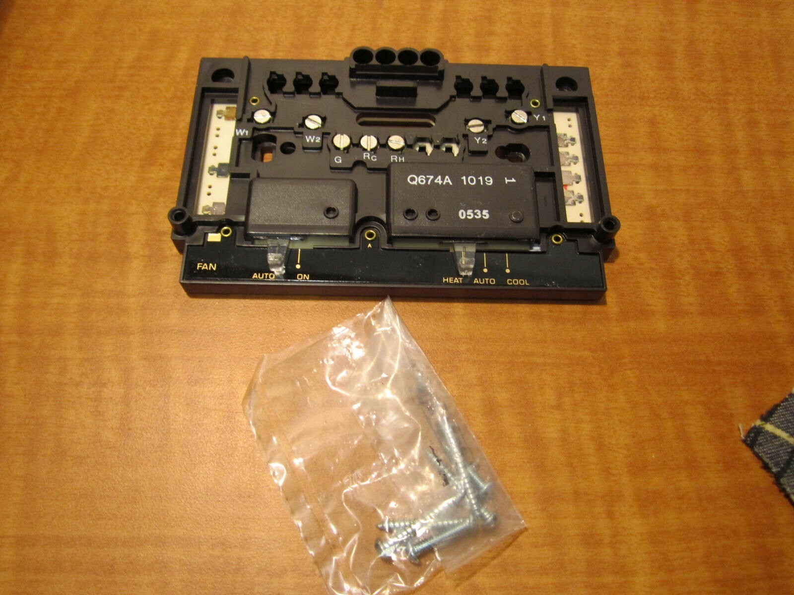 HONEYWELL Q674A1019 Heat-Auto-Cool Subbase Beige Auto-On NEW