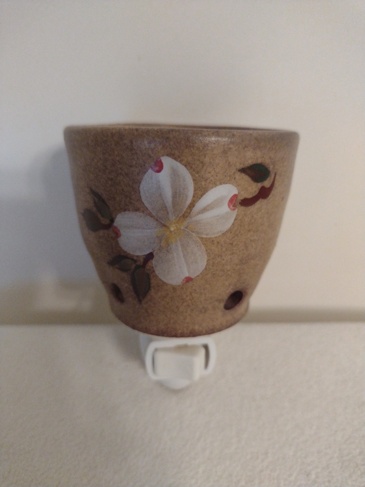 Ceramic Crock-Style Plug-In Night Light With Dogwood Flower Decor On/Off Switch