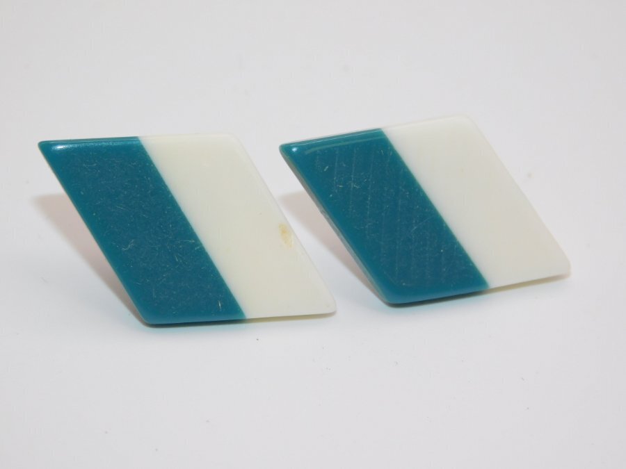 J266-VINTAGE PIERCED EARRINGS~HARD PLASTIC/TEAL/WHITE~1/2" WIDE