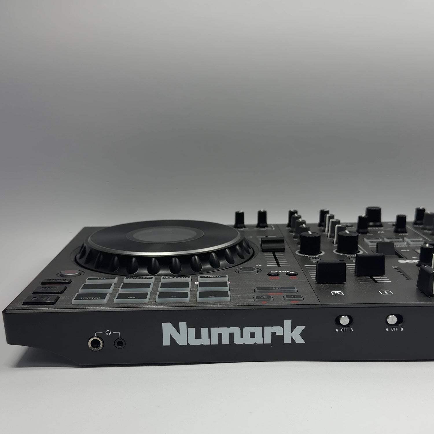 Numark Serato NS4FX 4-Channel All-In-One DJ System