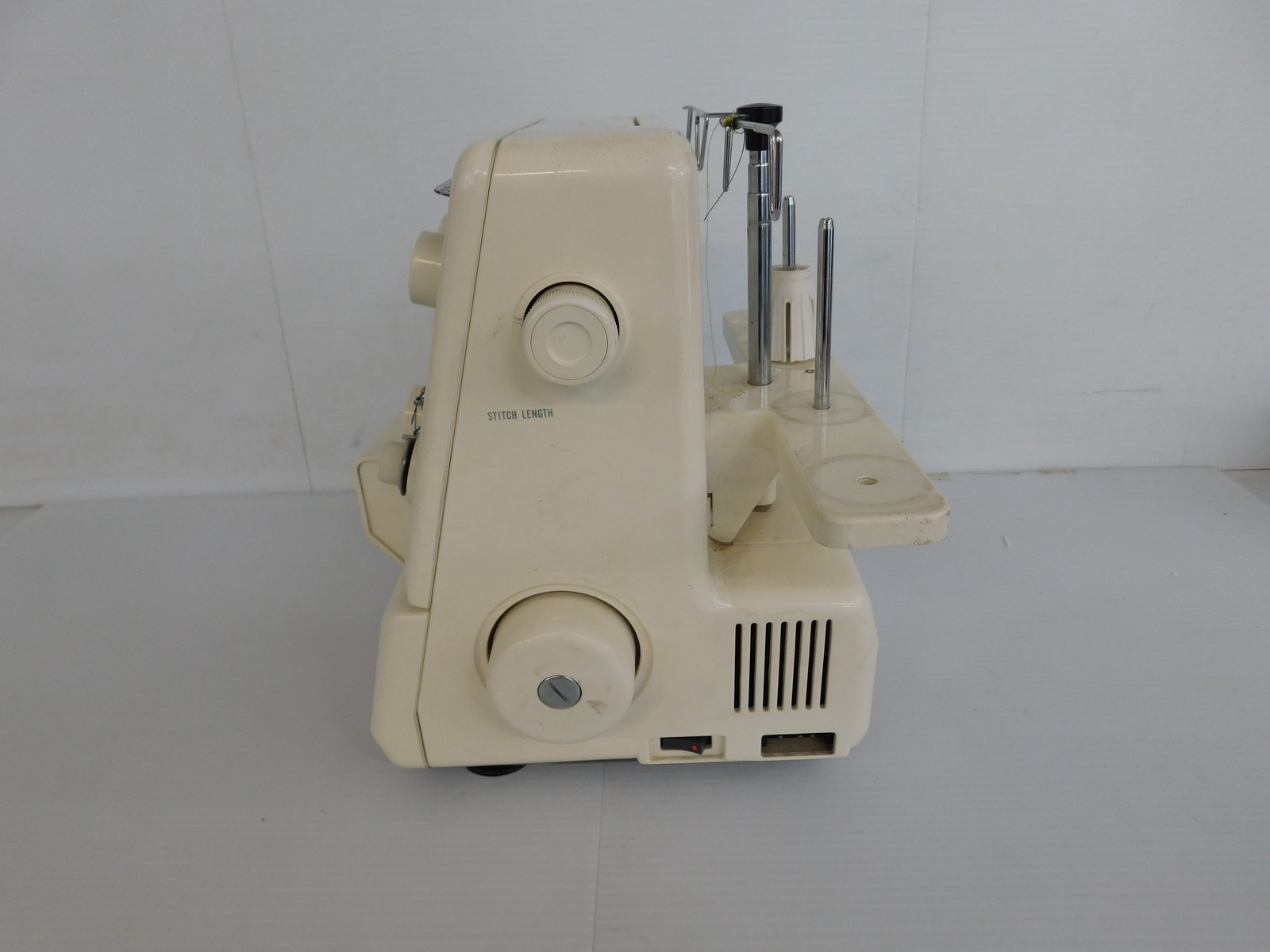 KENMORE 3/4 SERGER OVERLOCK MACHINE MODEL 385 (SJB74)