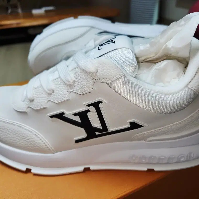 Louis Vuitton Classic LV Sneakers New 270 Official