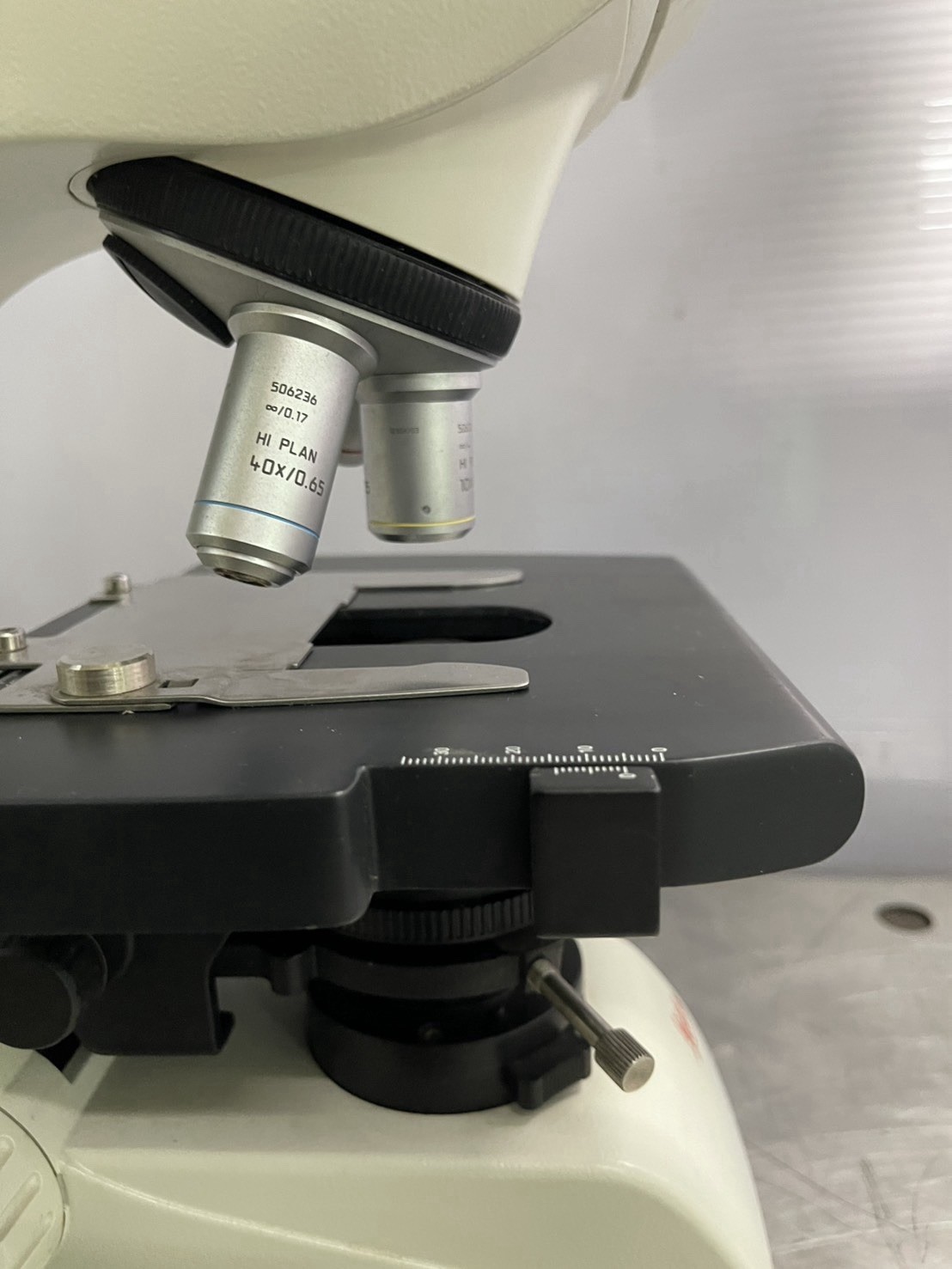 Leica DM750 Trinocular Compound Microscope 4X 10X 40X LED Tested Light