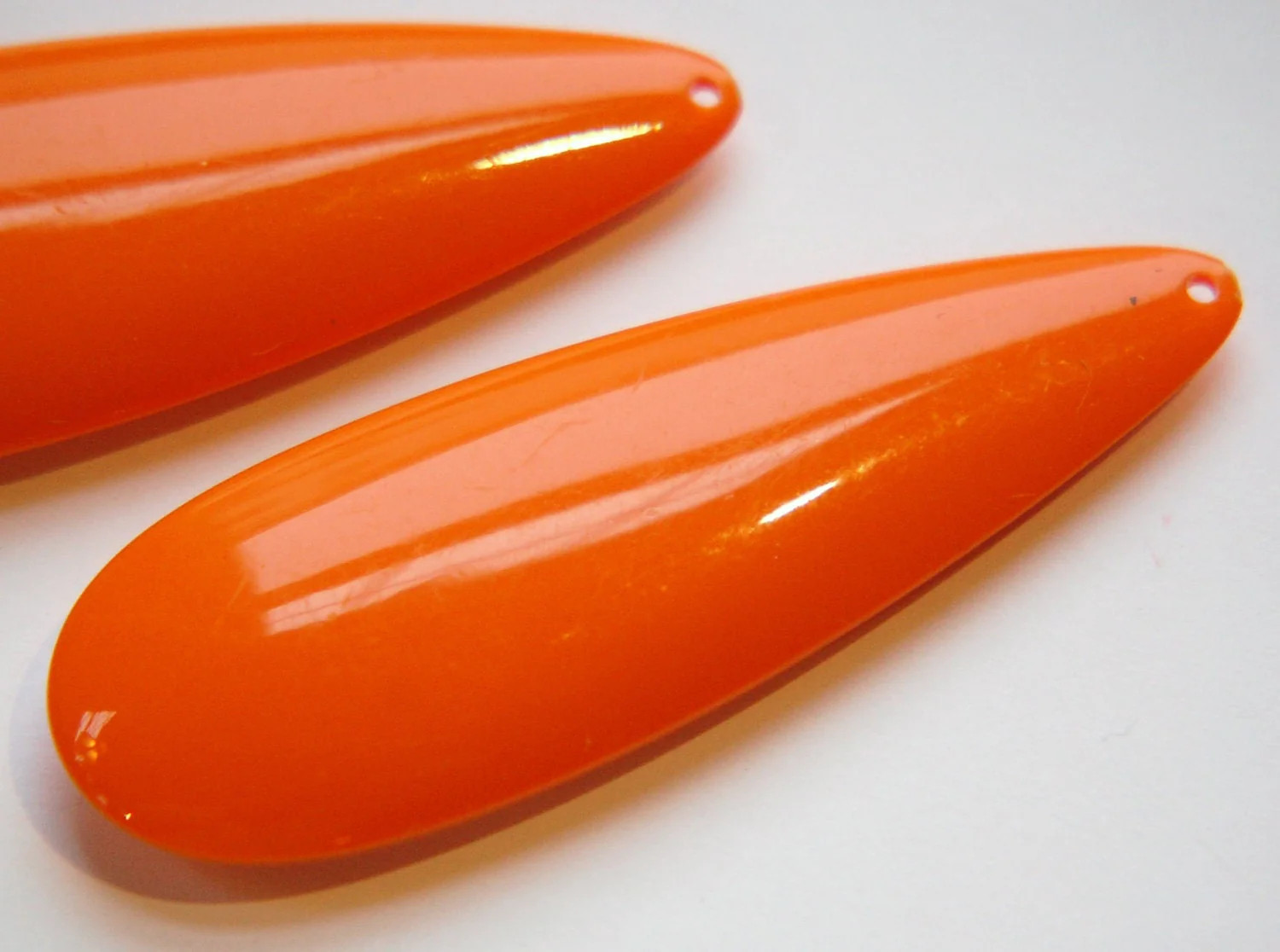 Vintage Acrylic Orange Teardrop Pendants LG (2) pnd145