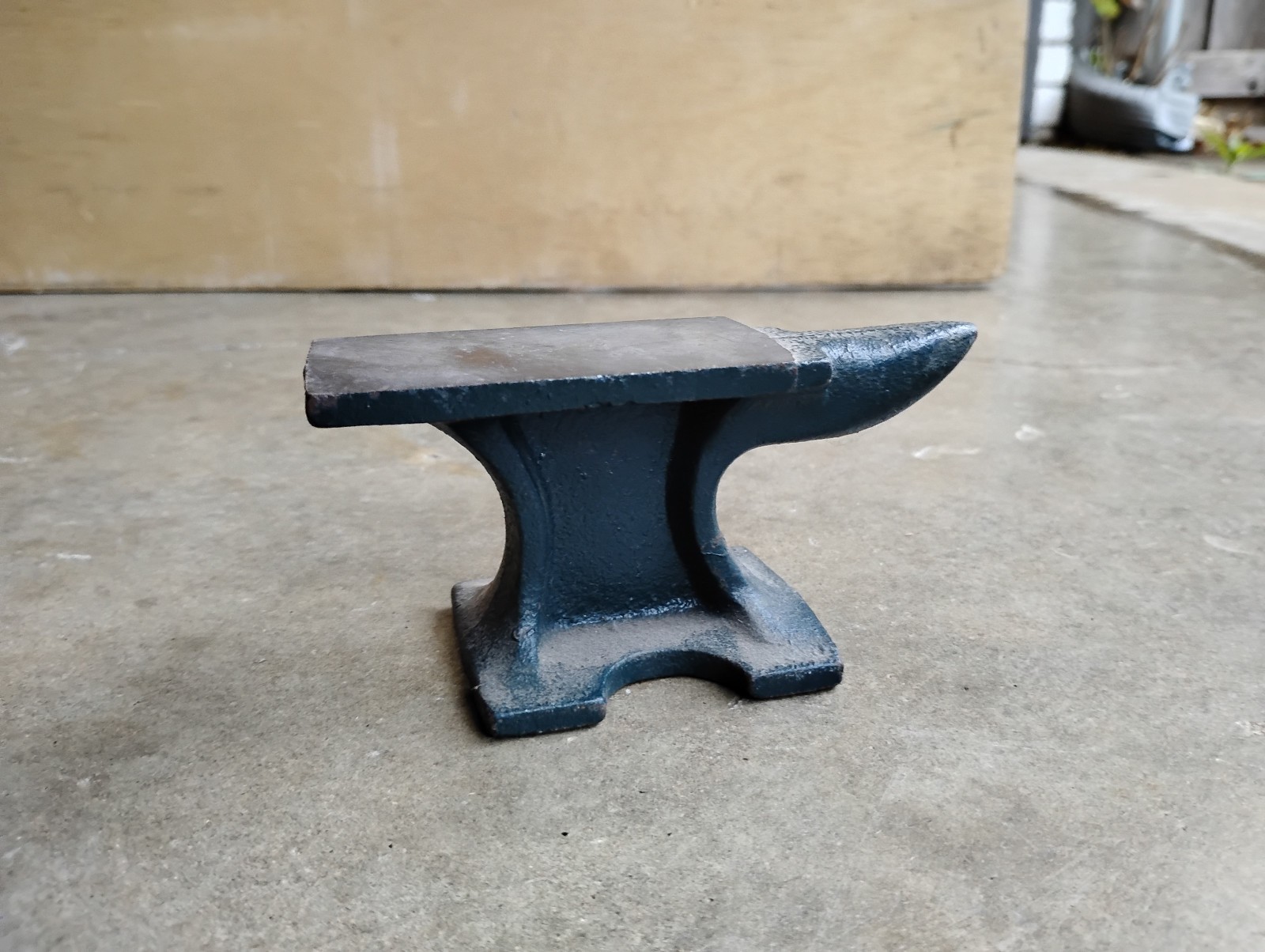 ANVIL - SMALL JEWELERS CAST STEEL ANVIL - 219 L - MADE IN USA 1lb. 6oz.