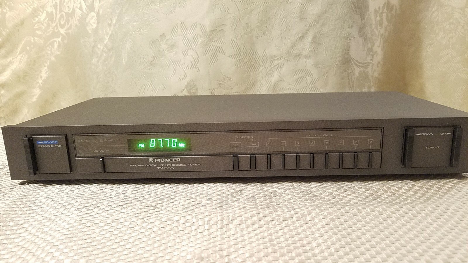 VINTAGE GREY PIONEER FM/AM DIGITAL SYNTHESIZED TUNER TX-055