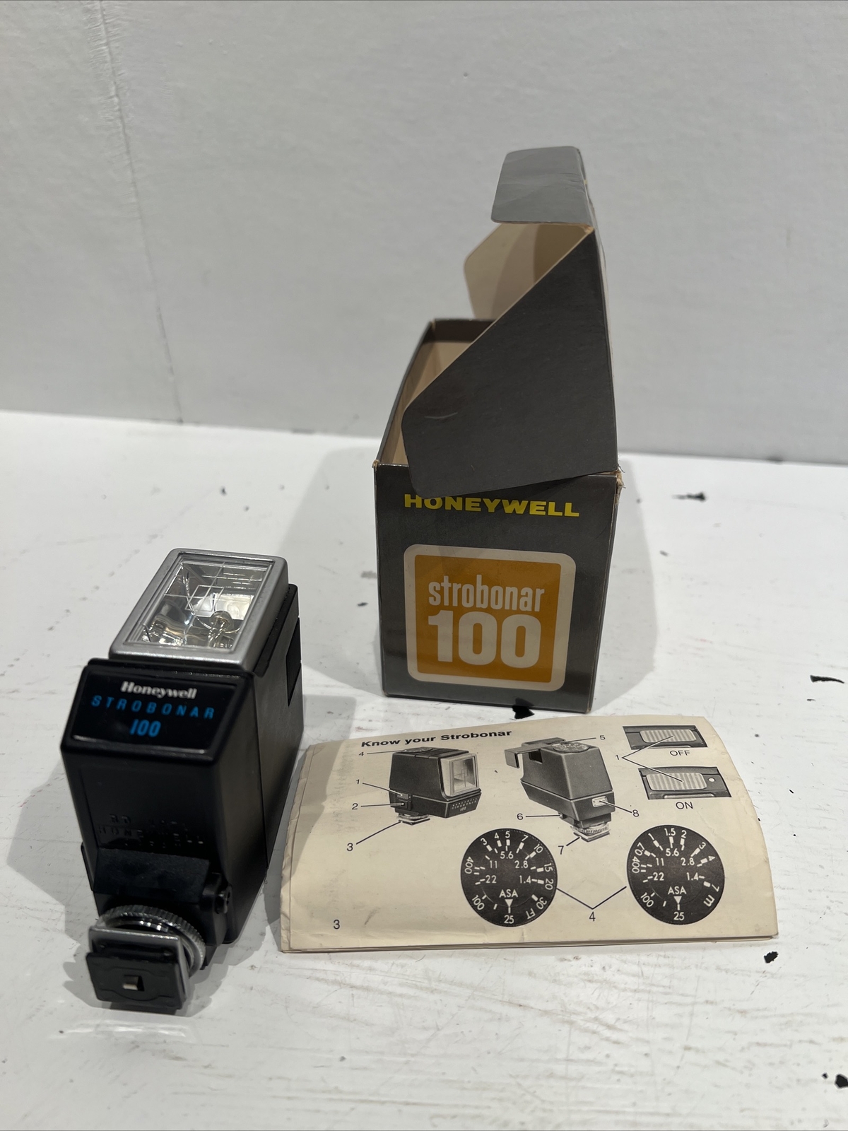 Honeywell Strobonar 100 Shoe Mount Electronic Flash w Box Instructions No Cord
