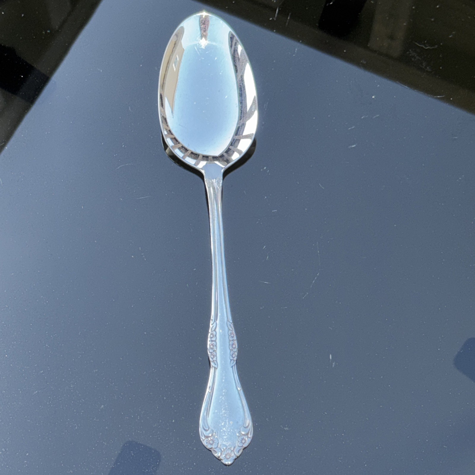 ONEIDA Canada Mansfield  SOLID SERVING SPOON DELUXE GLOSSY STAINLESS RETIRED