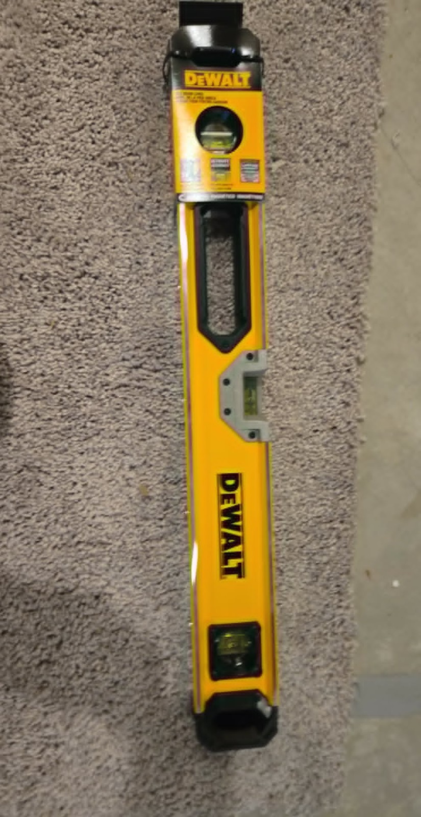 DEWALT DWHT43025 — 24 in / 600 mm Magnetic Box Beam Level.