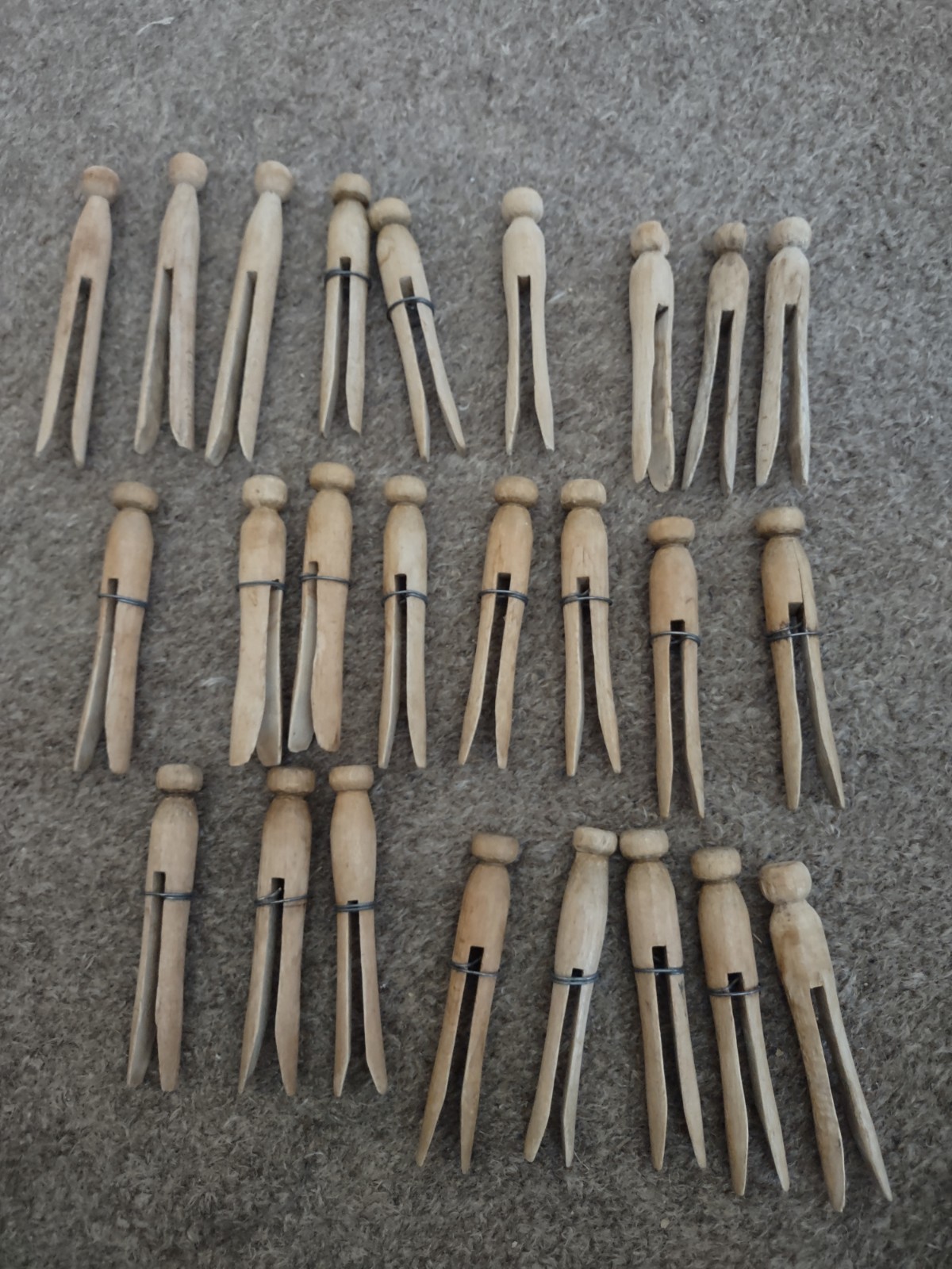 Mixed Lot Of 25 Old Fashioned Wooden Clothes Pins Vintage