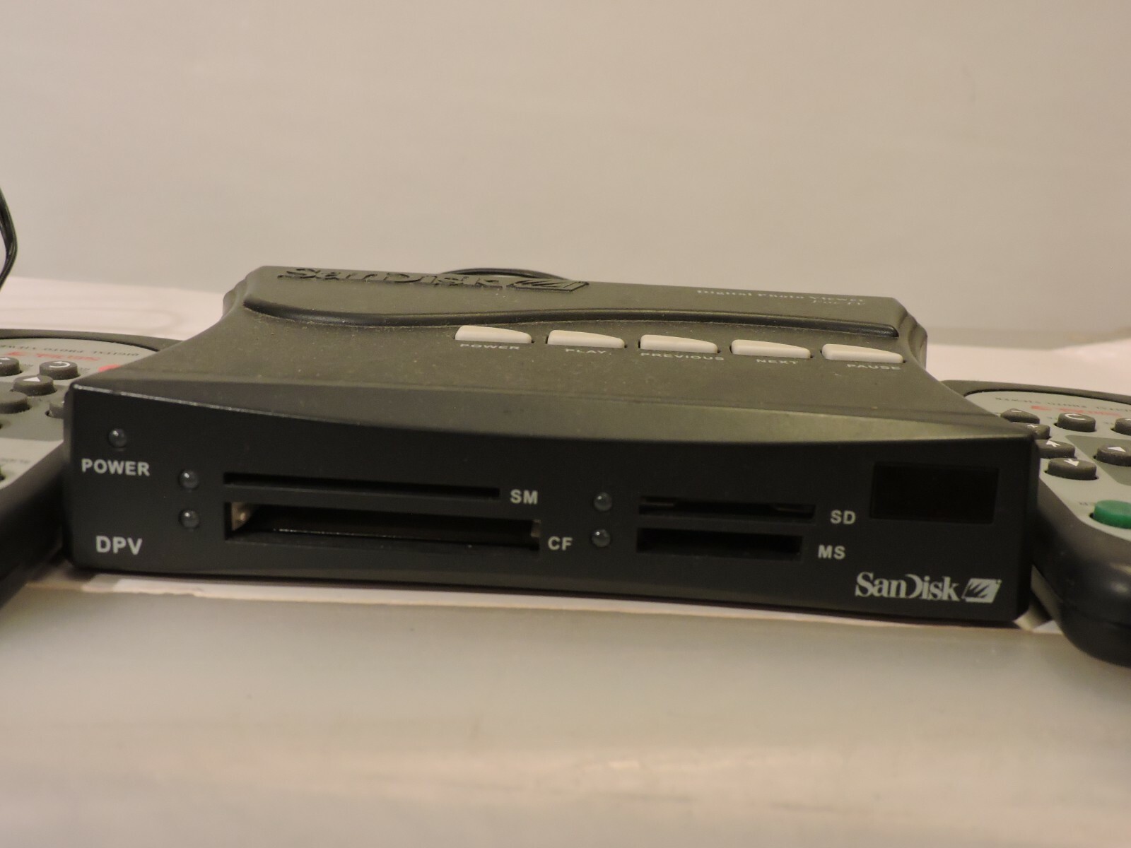 Sandisk Photo Viewer With 2 Remotes