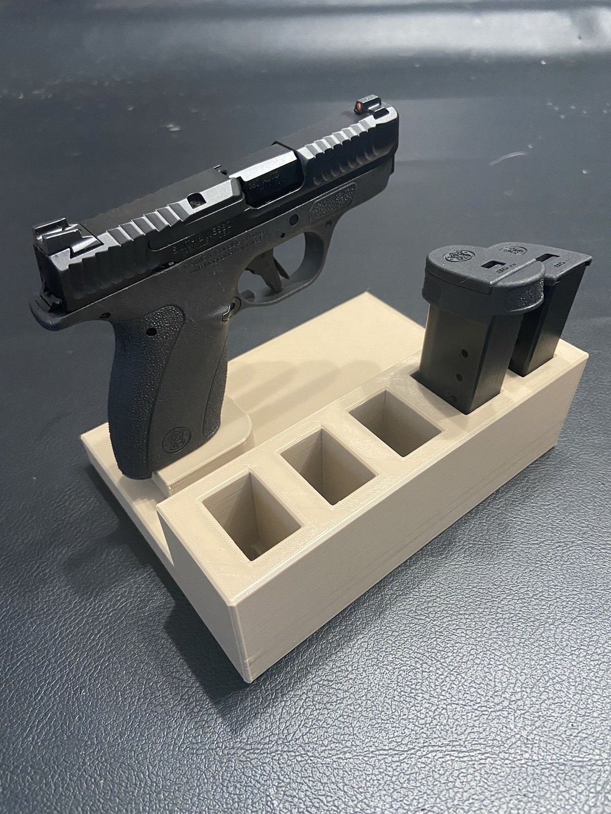 Smith And Wesson Bodyguard 2.0 380 ACP Gun Stand And Magazine Holder Color FDE