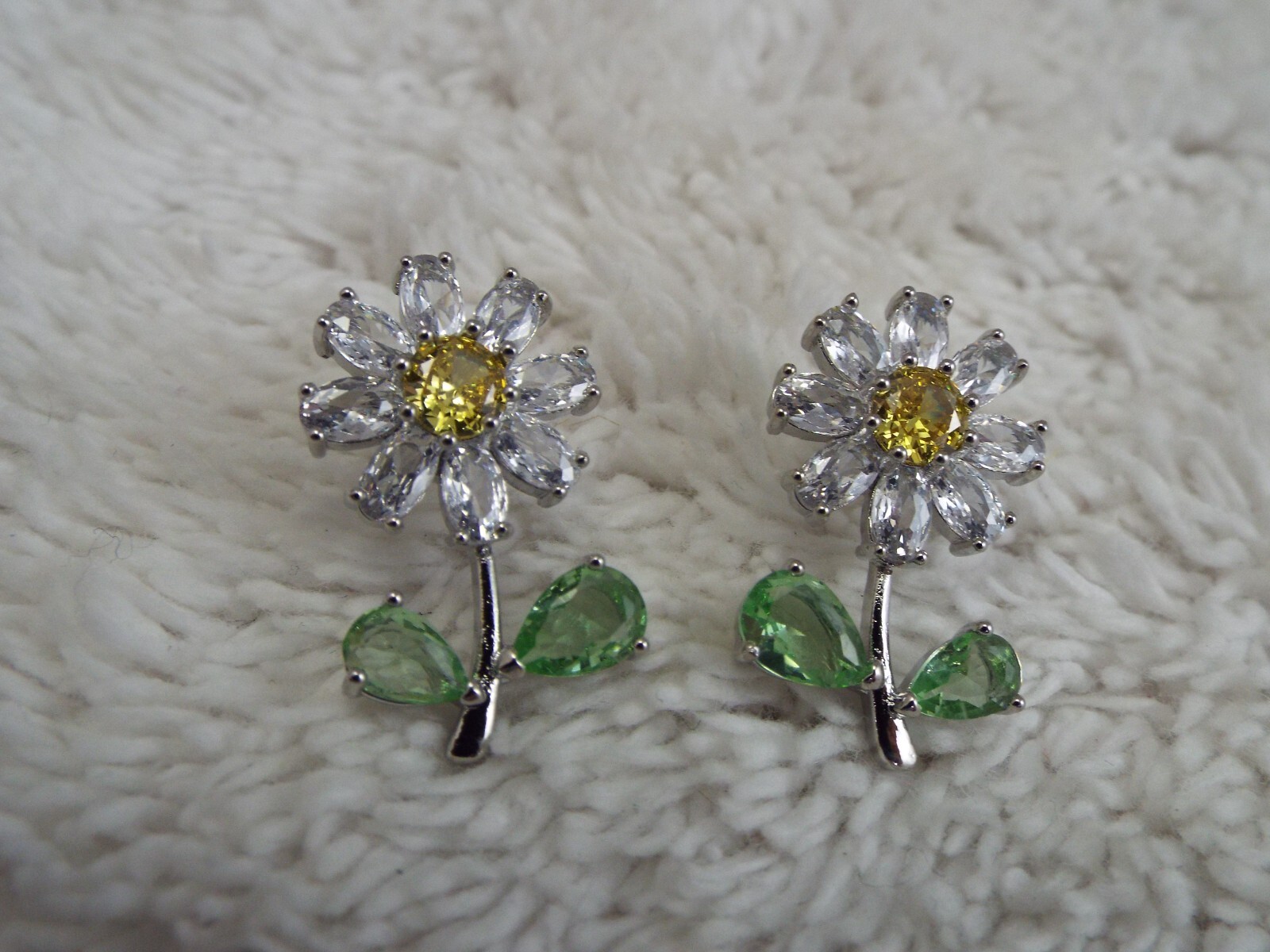 Silvertone Yellow Green Rhinestone Daisy Flower Pierced Earrings (B51)