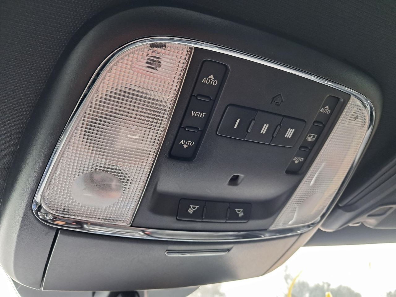 300 2014 Glove Box 4845961