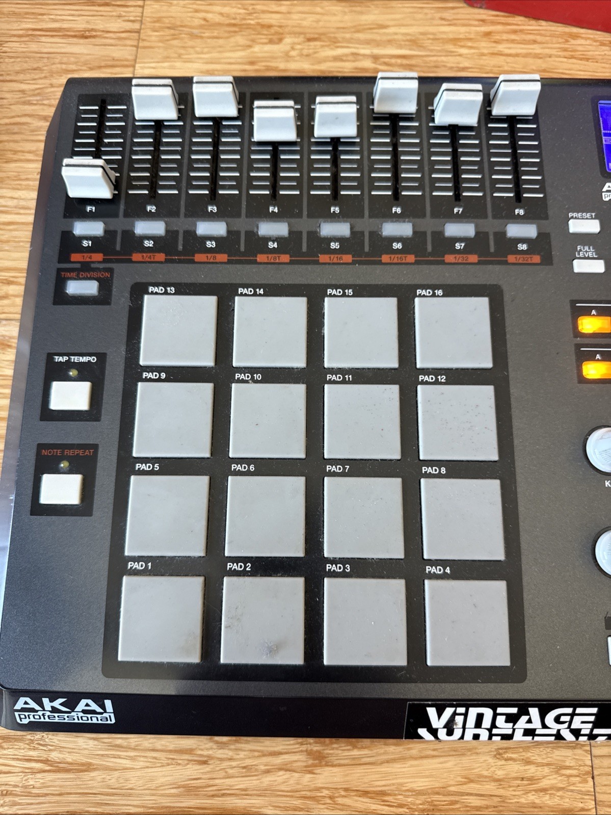 Akai Professional MPD32 USB/MIDI Pad Control Tested And Works Great