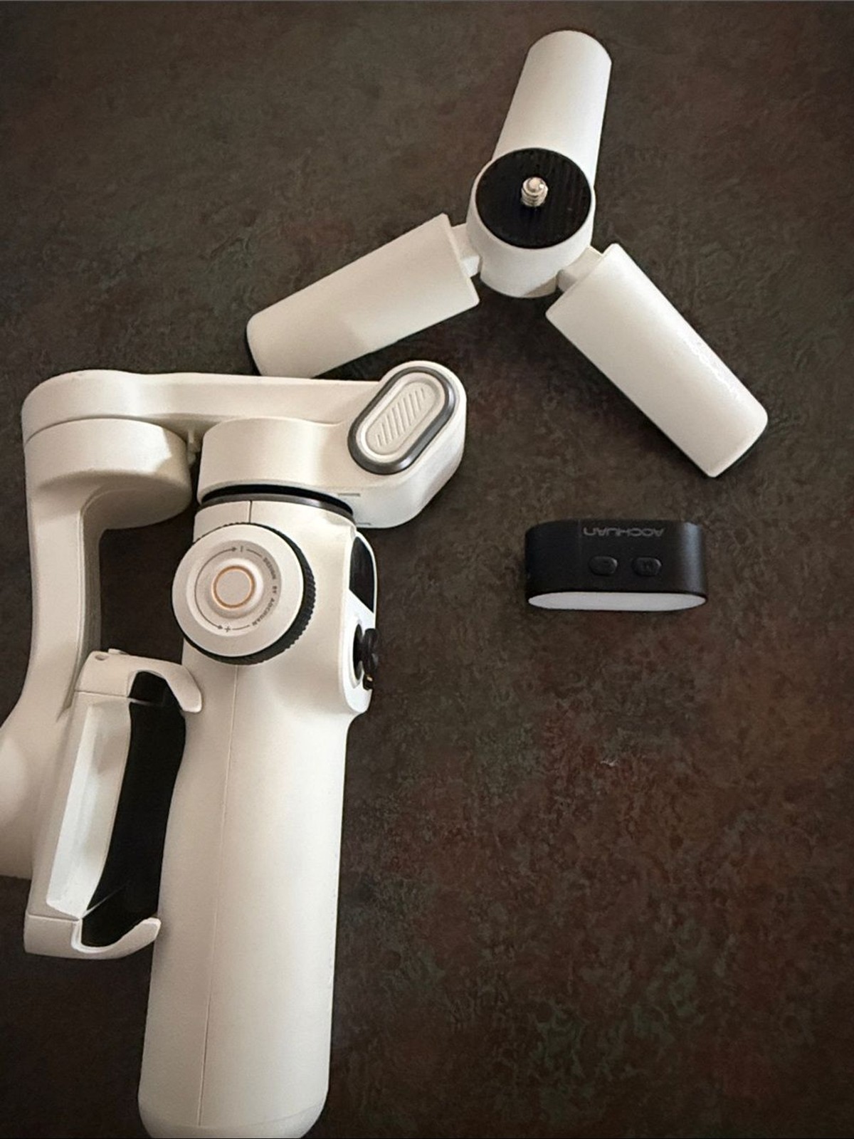 White Handheld Gimbal Stabilizer for Mobile Devices clear screen protector