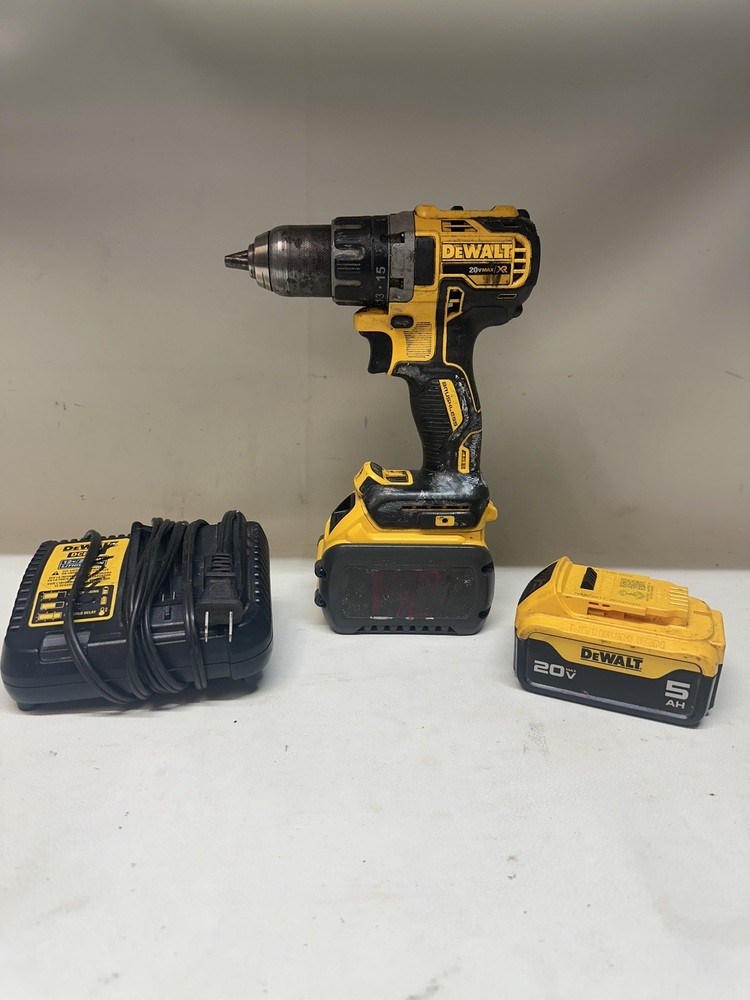 DEWALT DCD791 20V 1/2" DRILL DRIVER W/ 2 BATTERIES AND CHARGER