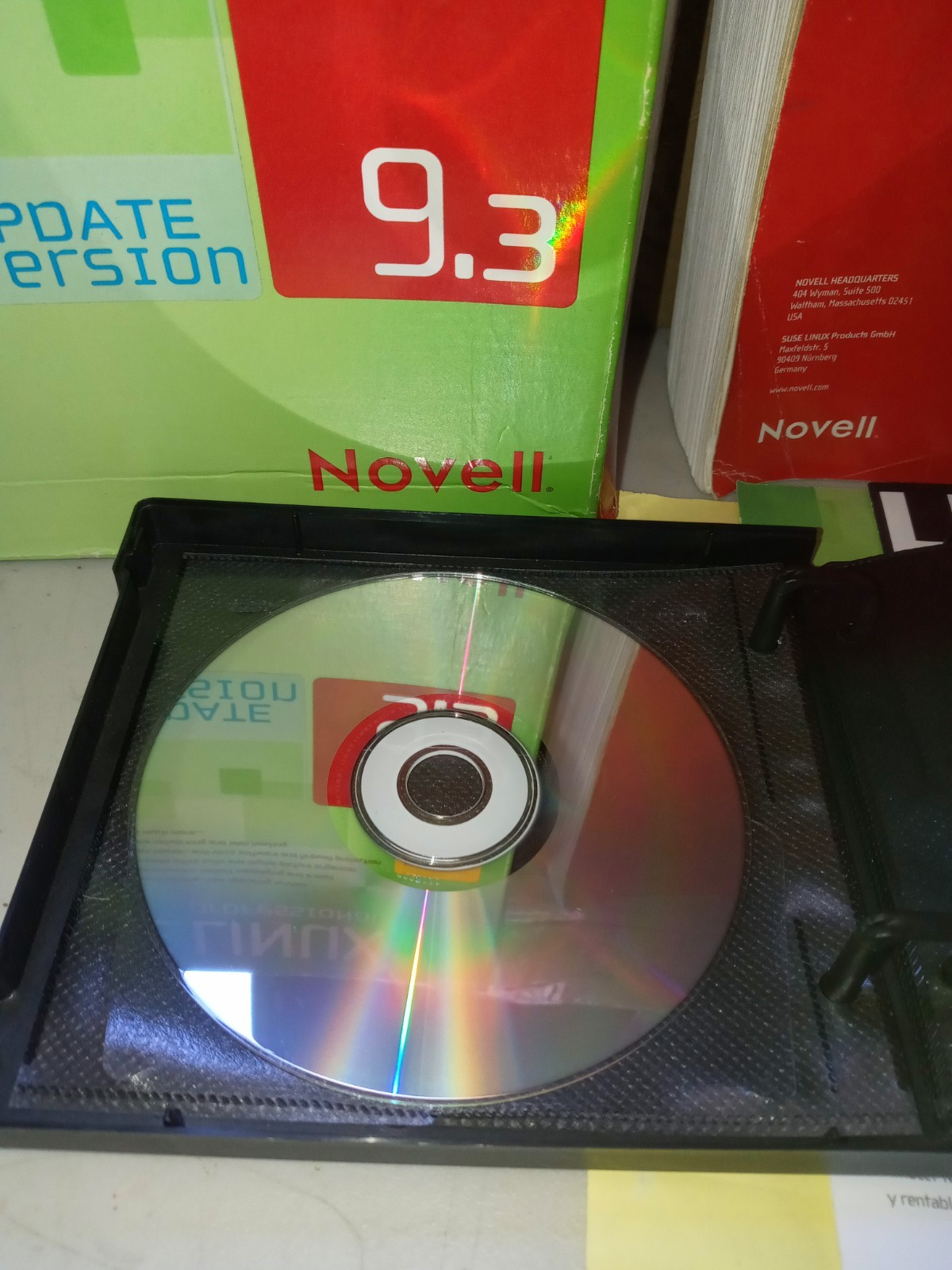 SUSE LINUX Professional 9.3 Includes 7 CD's, Guide Etc. Big Box Novell
