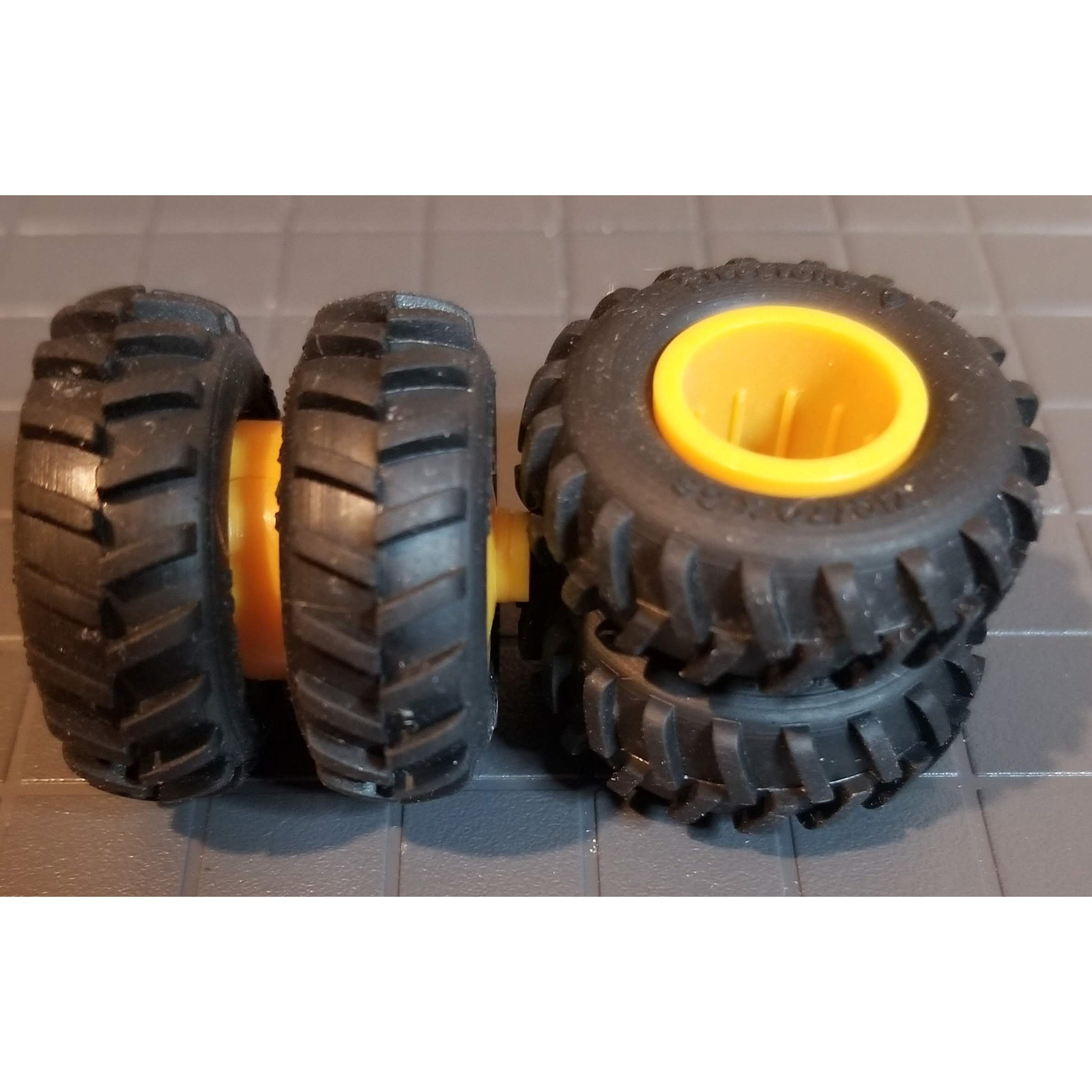 1/64 Standi Toys Pair of 710/70-38 Firestone Dual Tires with Versatile Rims