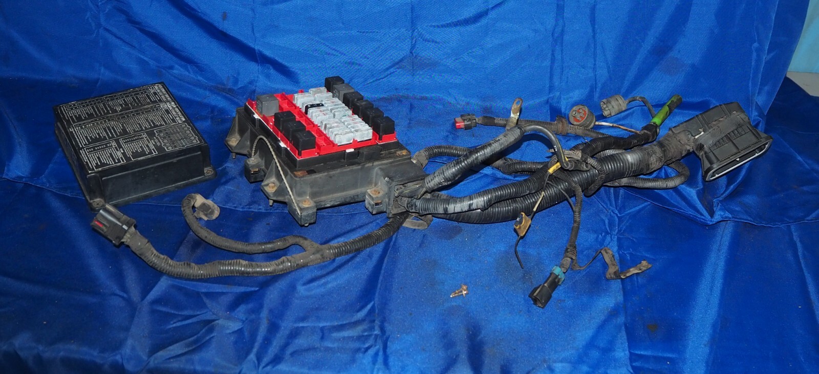 1999 2000 Ford Sterling A9522 Fuse Box Relay Panel Assembly OEM W/Warranty