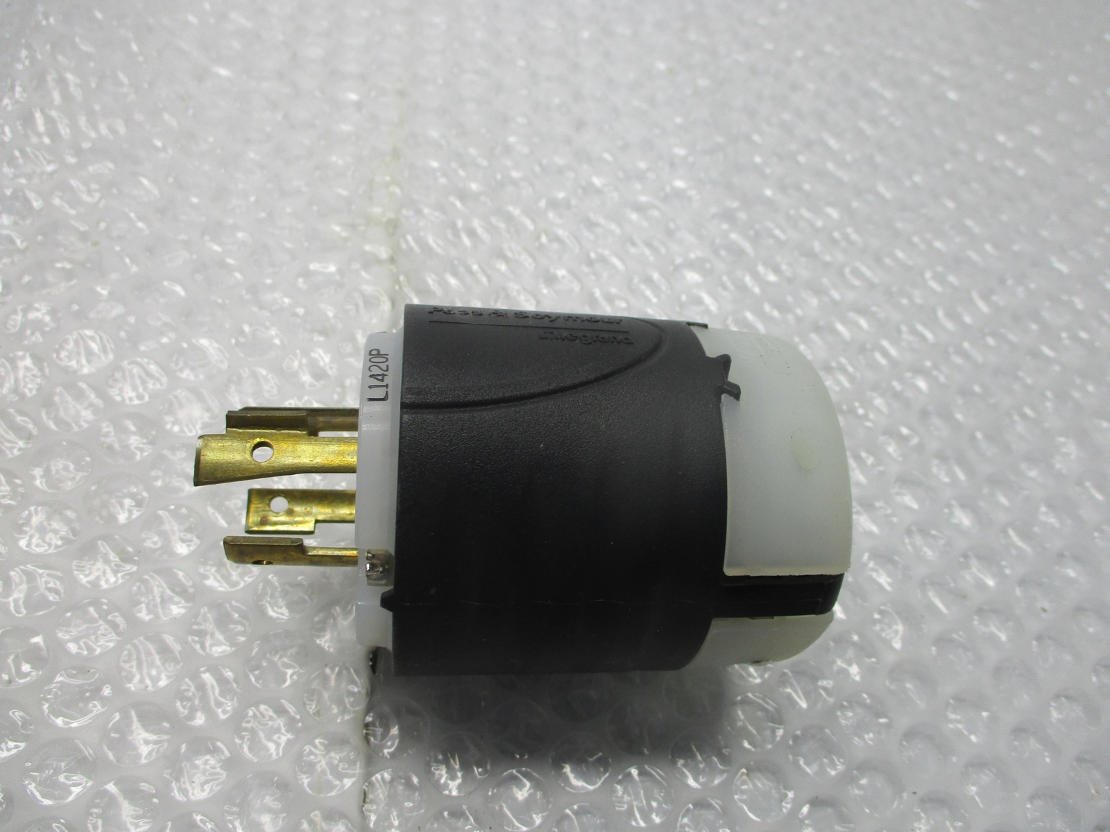 PASS & SEYMOUR L1420P PLUG NSNP