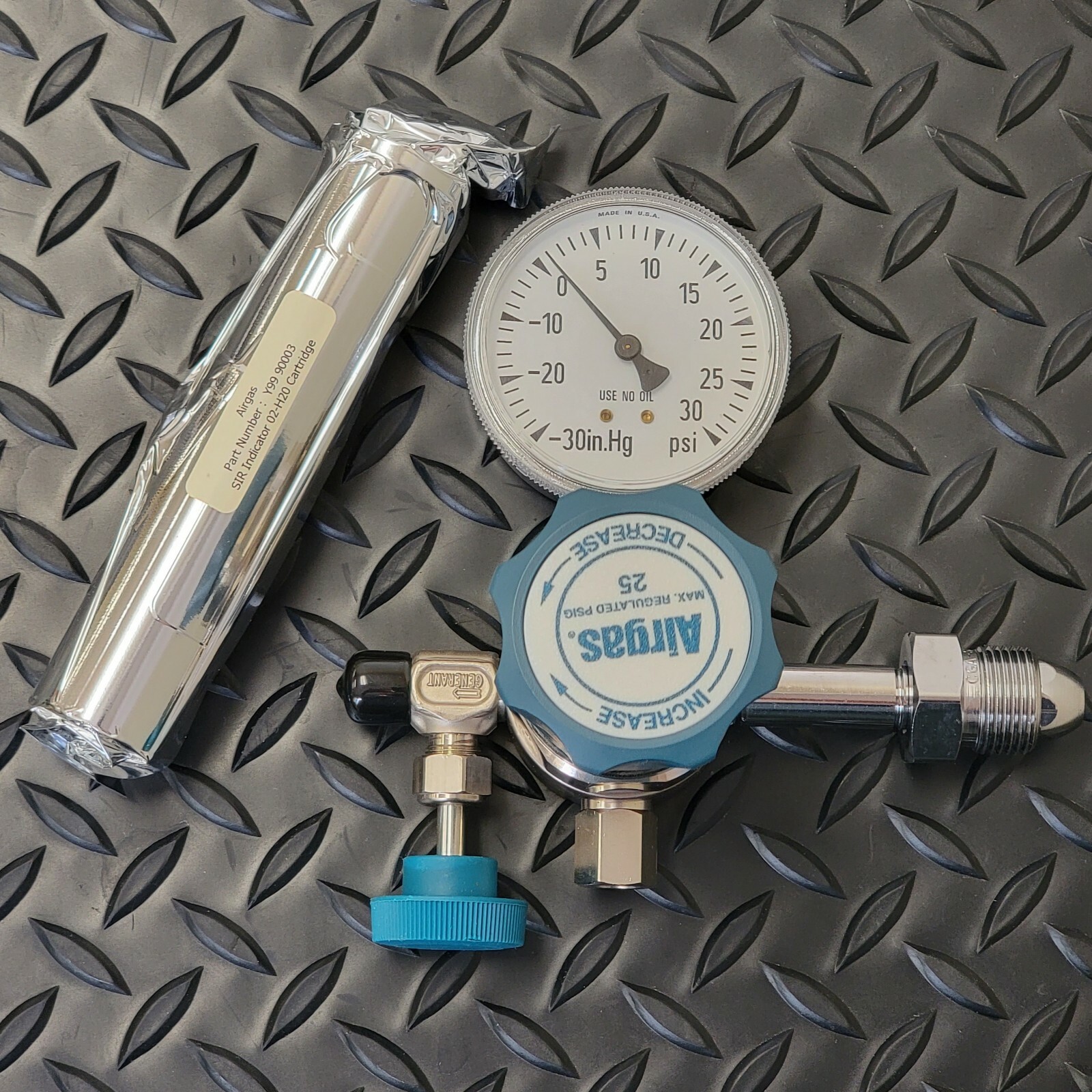 Airgas - Y11-LC241A580 - Single Stage Low Pressure Regulator & 02-H20 Cartridge