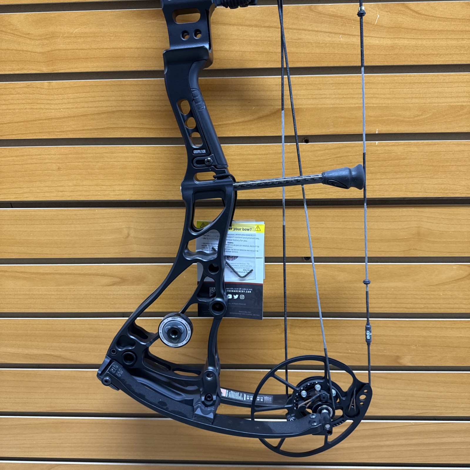 Item 3862 - Bowtech Archery Compound Bow - Core SS - RH - Black - #70 - 26”-31”