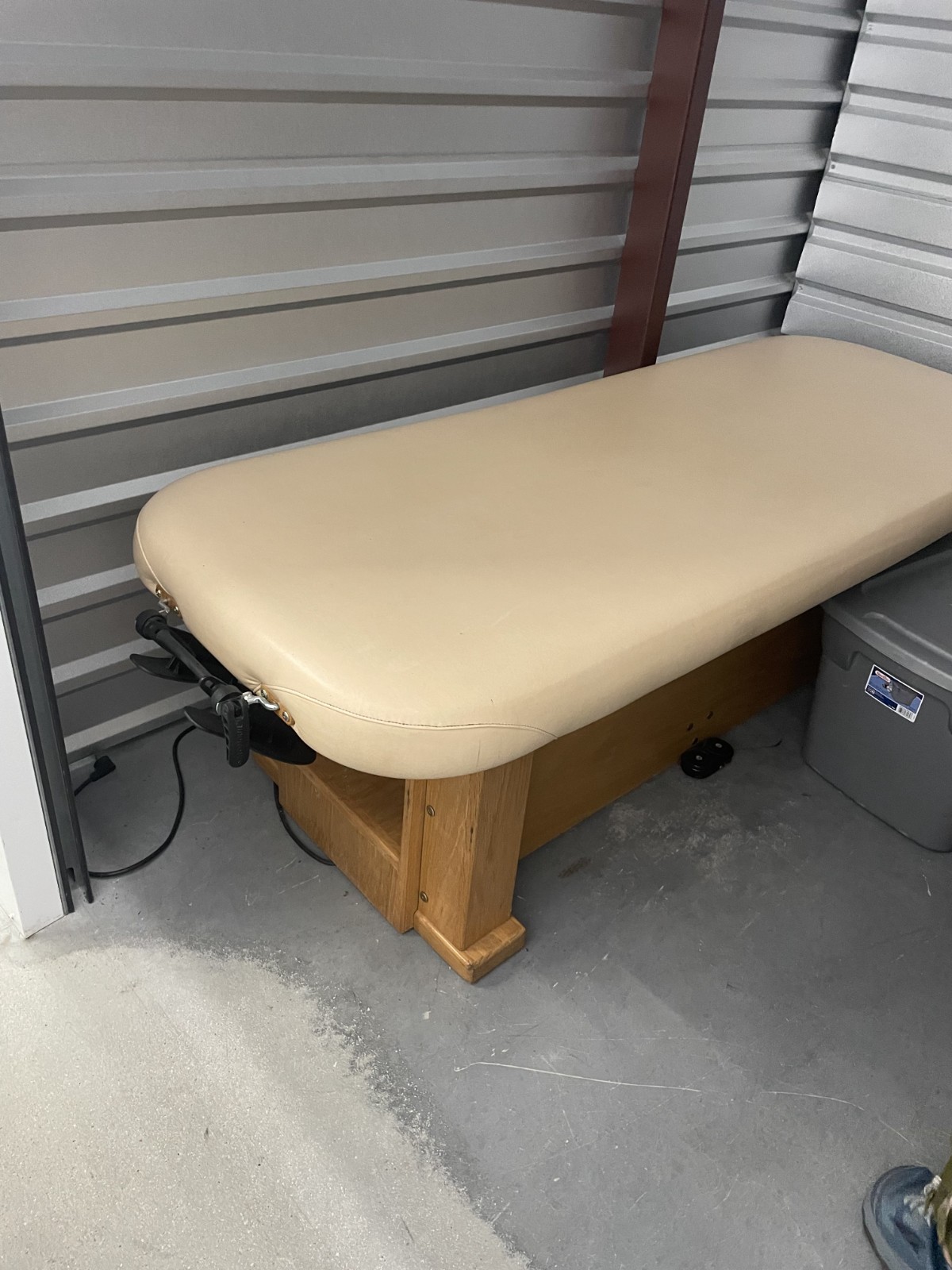 FREE Strong-Lite Tan Electric Lifting Massage Table (FOR REPAIR/PARTS)