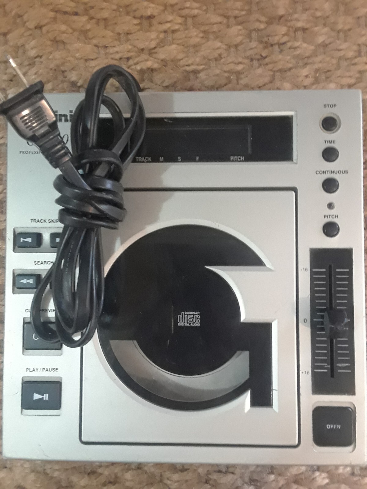 GEMINI CDJ-10 Professional CD Player.  Turns on but that's it. PARTS ONLY!