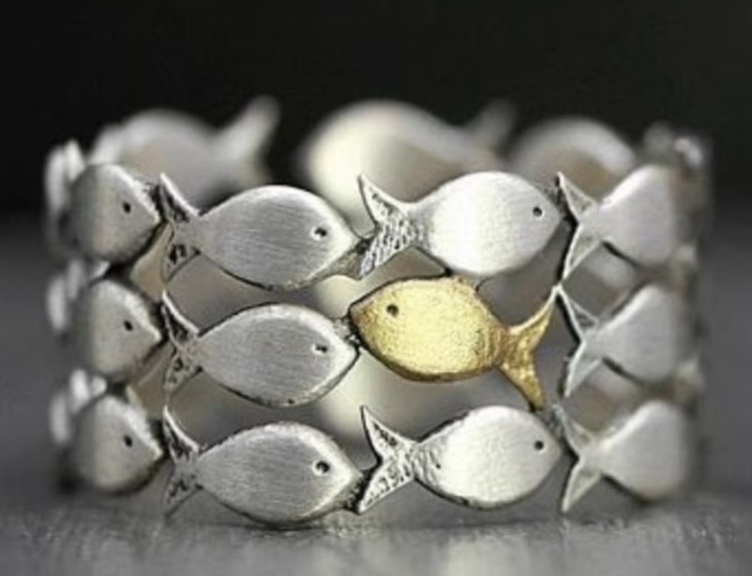 "Swim against the current" ring (gold fish)