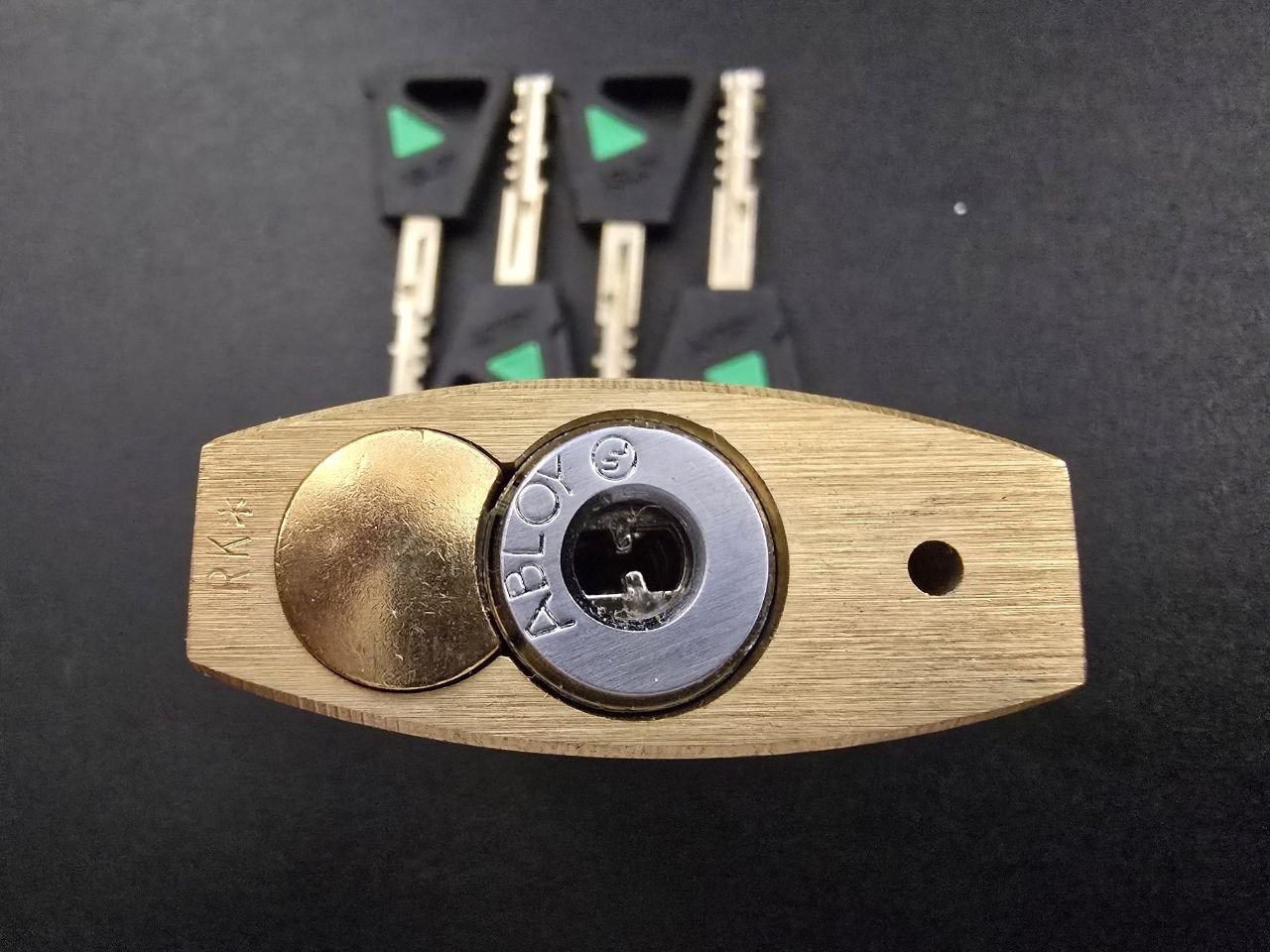 Abloy DIsklock Pro Cylinder in an Abus 83CS/45 Padlock w/ 4 Keys. High Security.