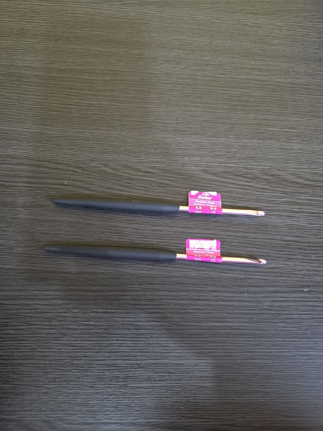 New lot of 2 Susan Bates Aluminum Crochet Hook Size 6, 4.00mm Ergonomic Handle