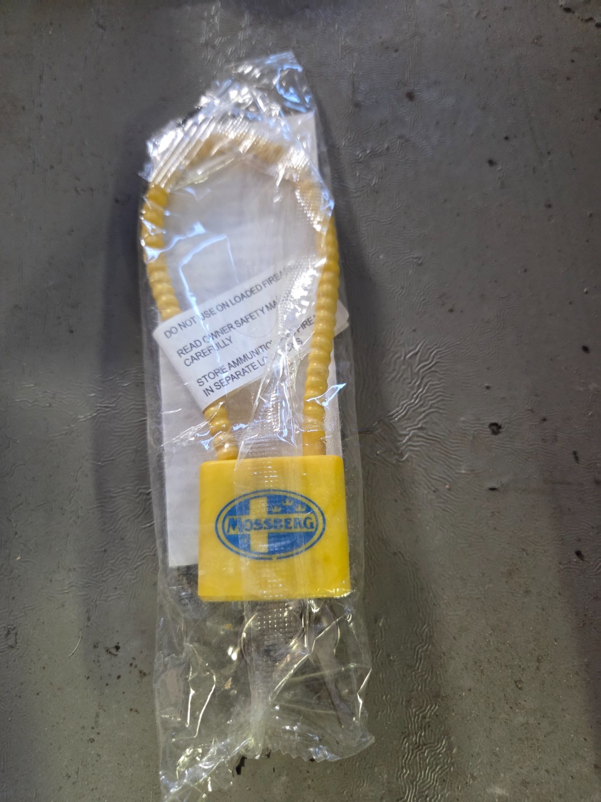 Mossberg Yellow Cable Firearm Safety Lock R10SC3 w/ 2 Keys & Instructions NEW