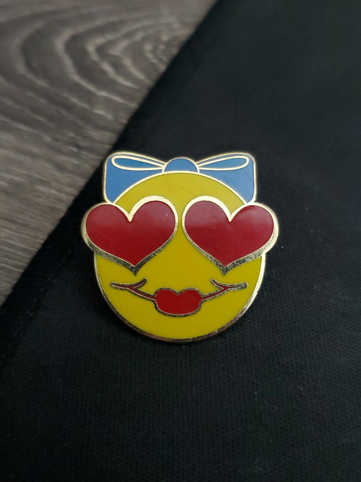 Female EMOJI SMILEY FACE Heart Eyes dy