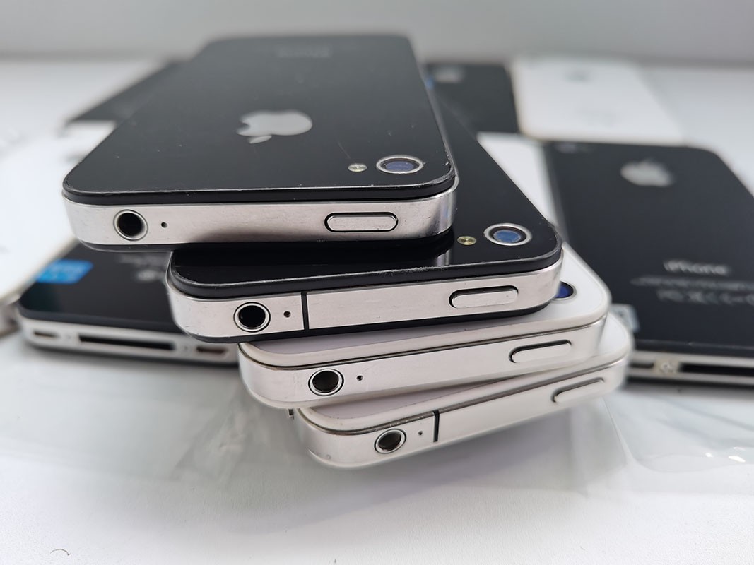 Apple iPhone 4 4s Unlocked White/Black 8 / 16 / 32 GB Tested Fully working