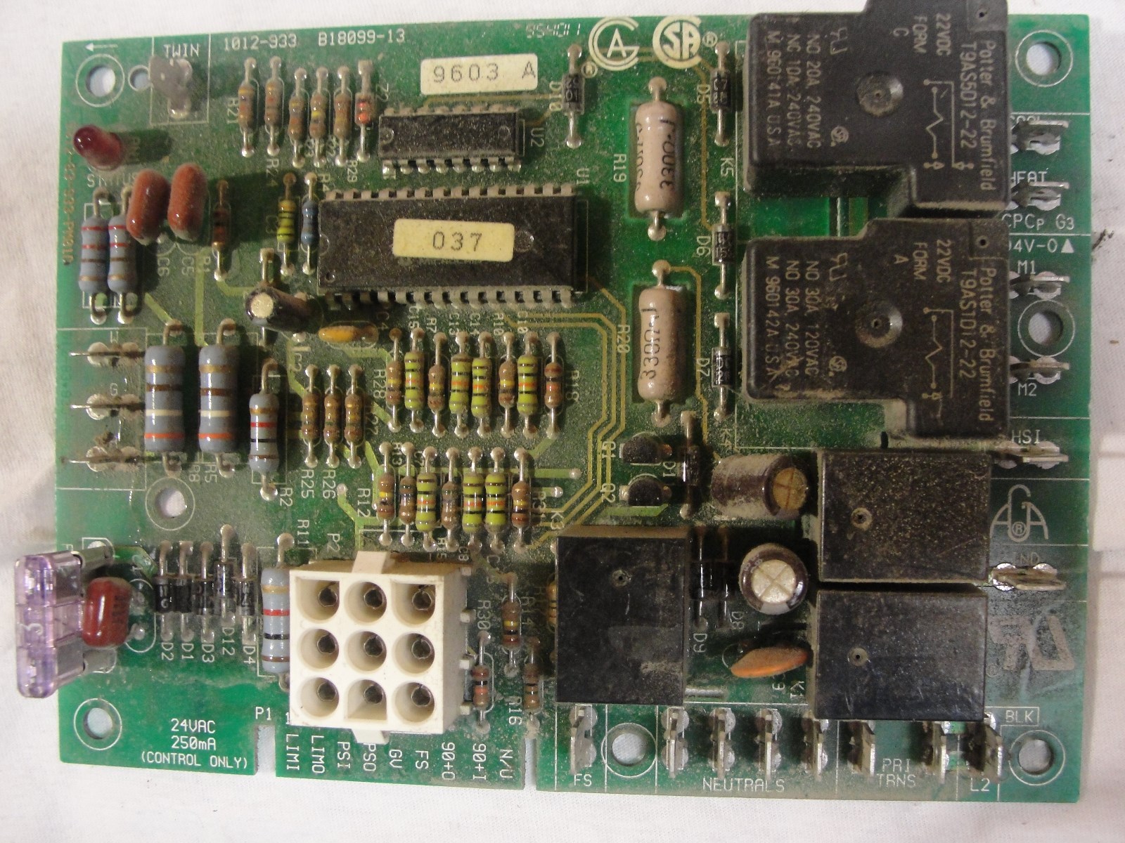 Goodman B18099-13 Furnace Control Board  B18099-13 1012-933D