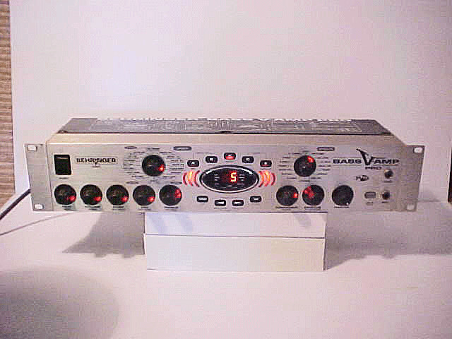 BEHRINGER BASS V-AMP PRO Rackmount Modeler & Effects Processor