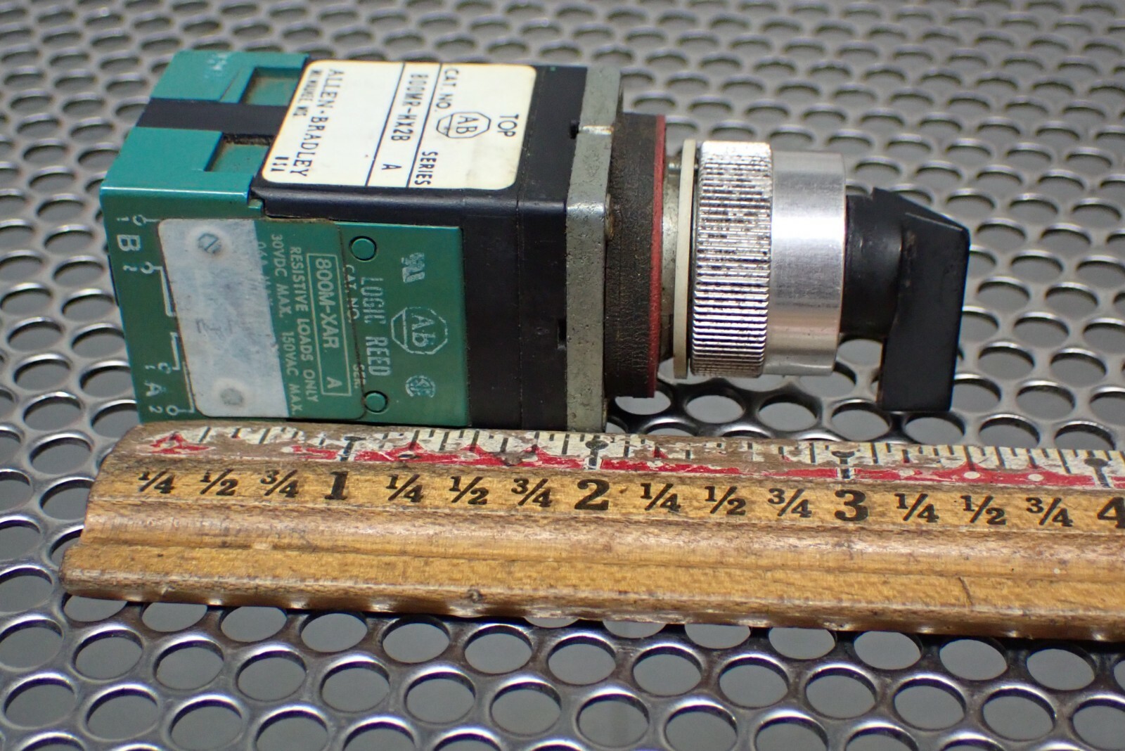 Allen Bradley 800MR-HX2B Ser A 2 Pos. Selector Switches With 800M-XAR (Lot of 2)