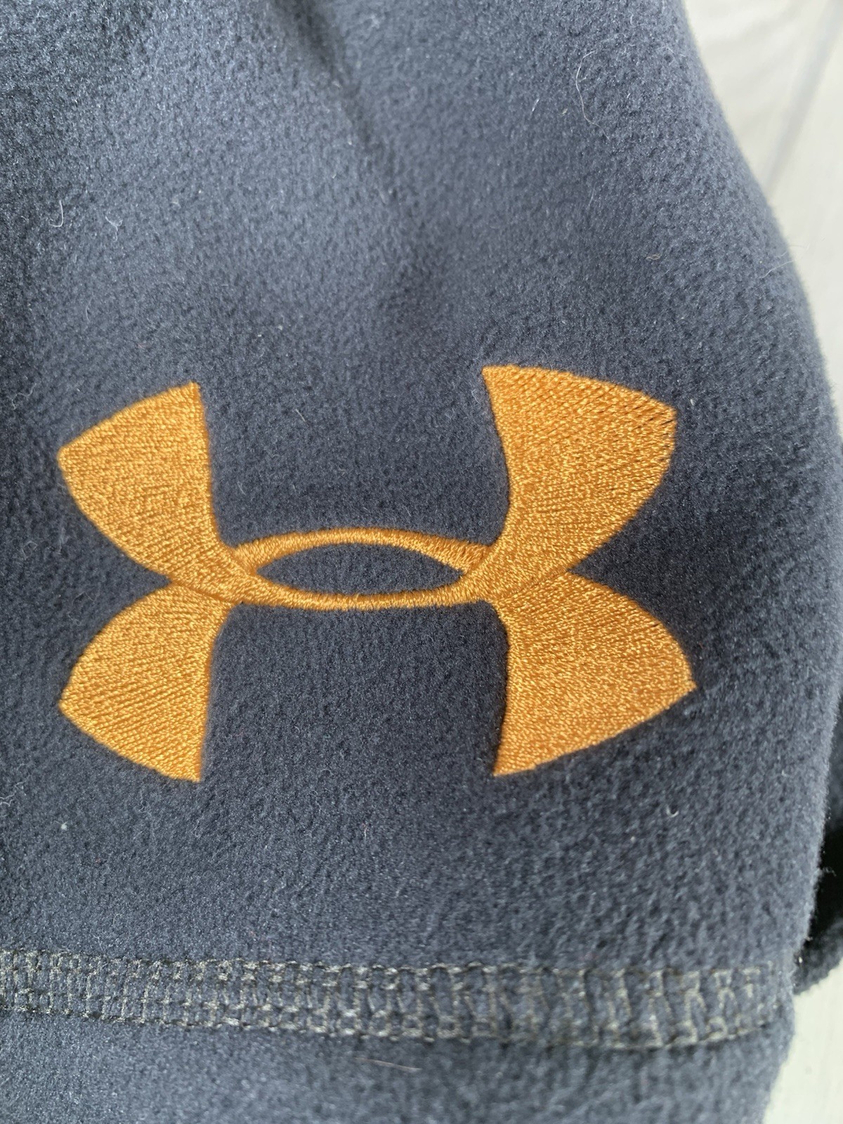 Under Armour Men's GOLF Beanie Black Gold OSFA 204458