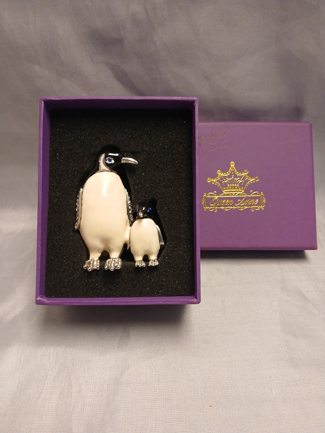 Queen Anne Pequin Enambled And Crystals Tricket Box