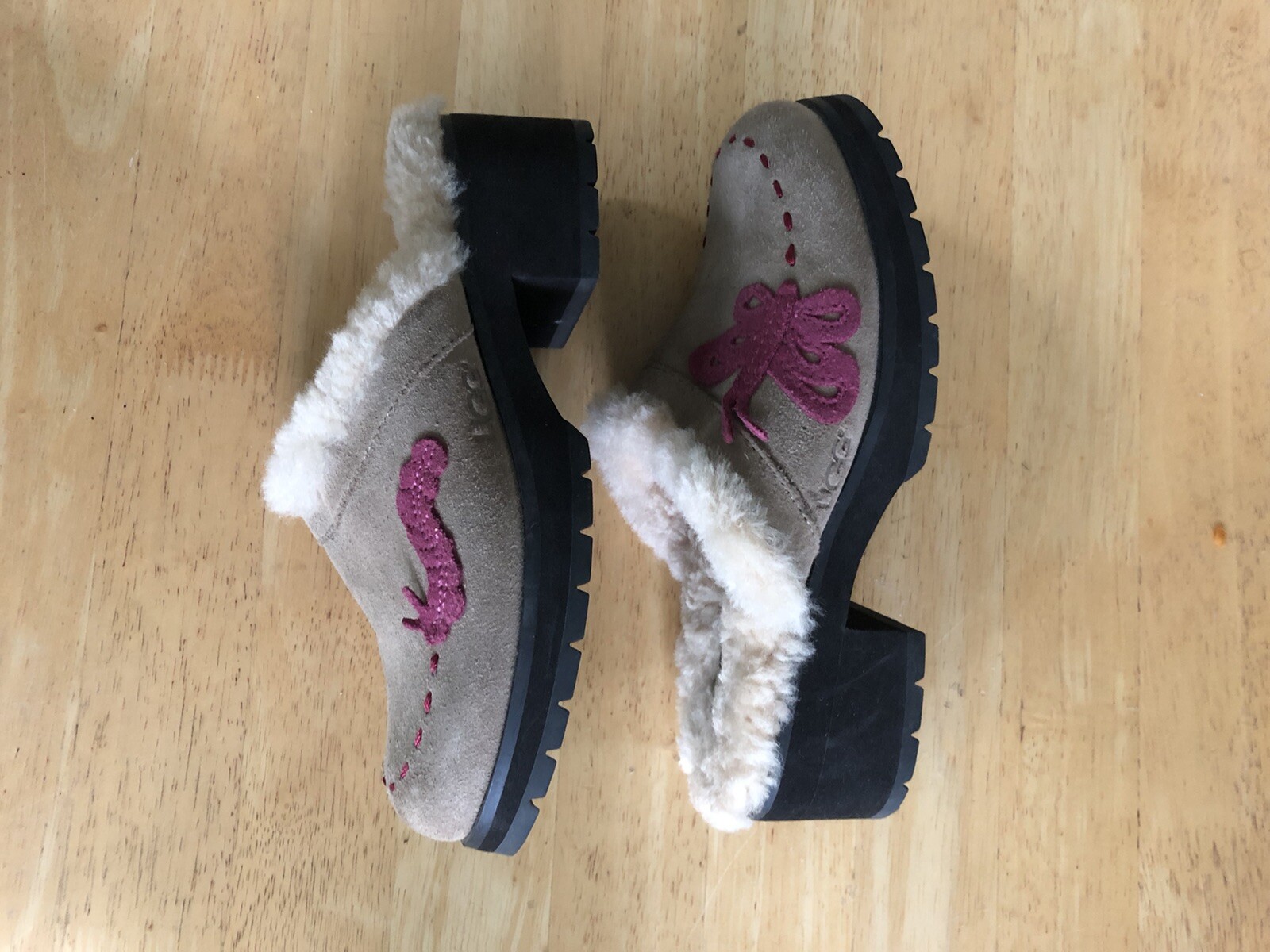 UGG Australia 5223 Clogs Tan Taupe Beige Light Sz 3, Shipskin Fur-Women.