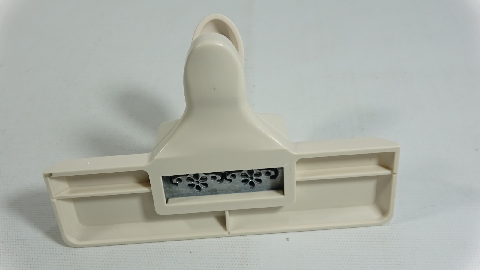 Martha Stewart Scalloped Flower Double Edge Punch