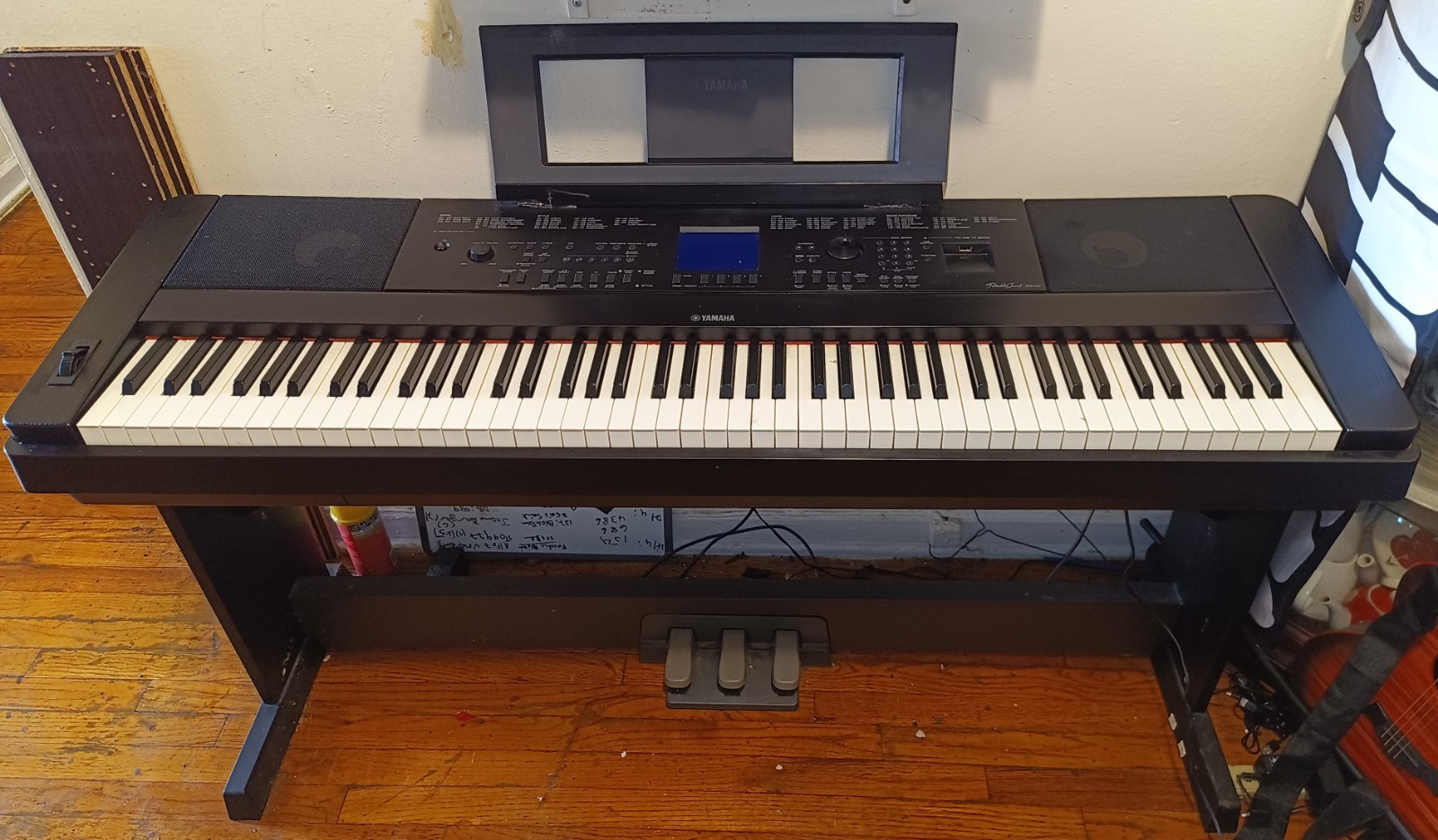 Yamaha DGX-660B 88-Key Digital Home Piano Black with Stand, 3 Pedals, Music Desk