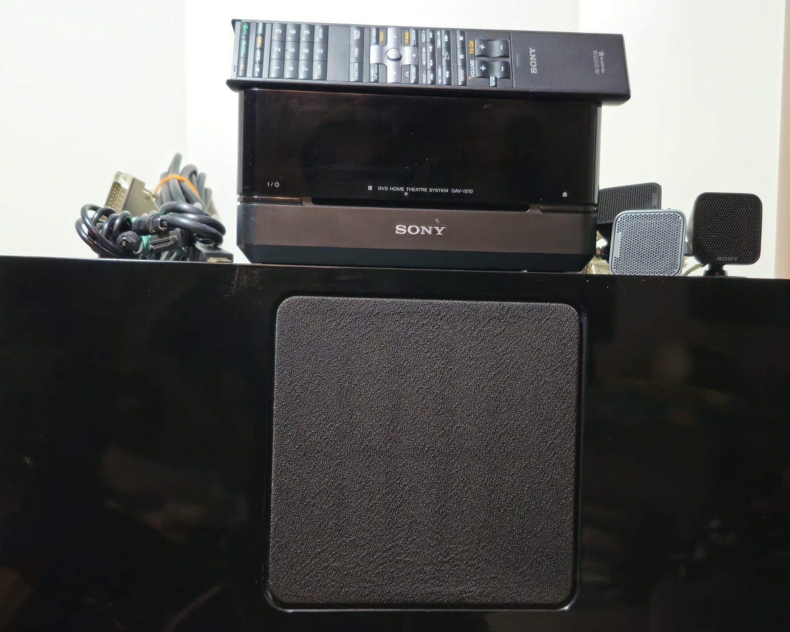 Sony DAV-IS10 5.1 Home Theater System DVD Player Subwoofer And Speakers